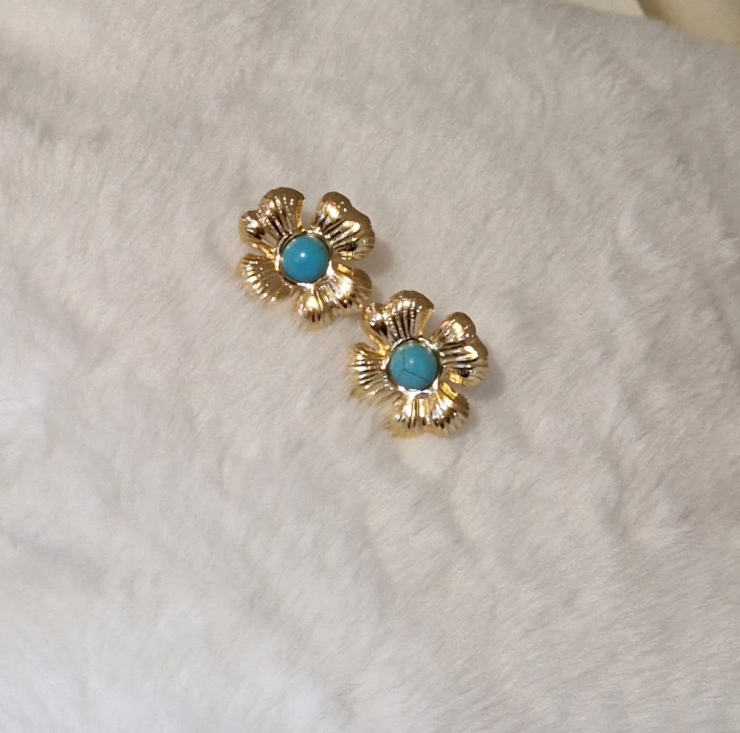 Boucle d'oreille fleur nacré bleu